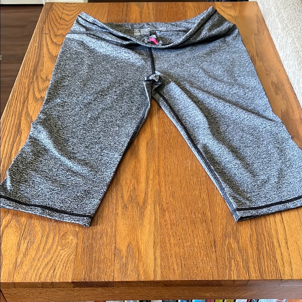 Victoria's Secret VSX Sport Charcoal Crop Leggings. EUC
